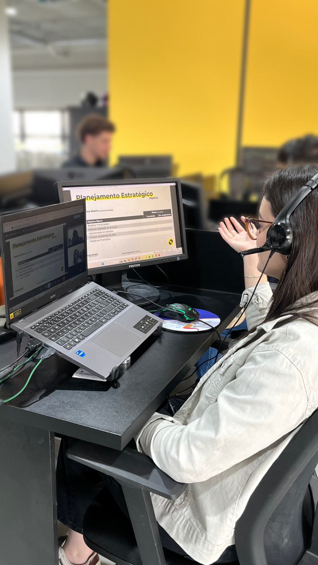 Especialista da Integracomm apresentando o planejamento estratégico em treinamento interno