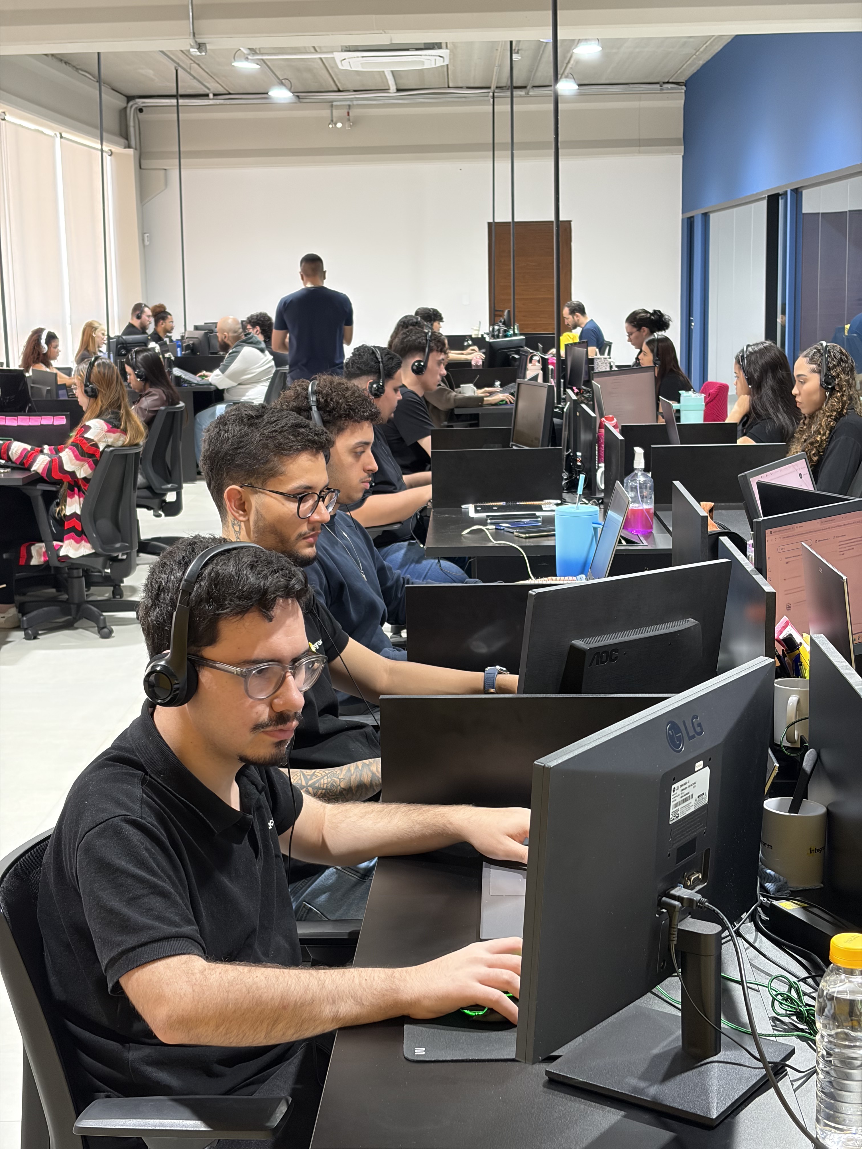 Especialista da Integracomm analisando métricas de marketplace em dois monitores