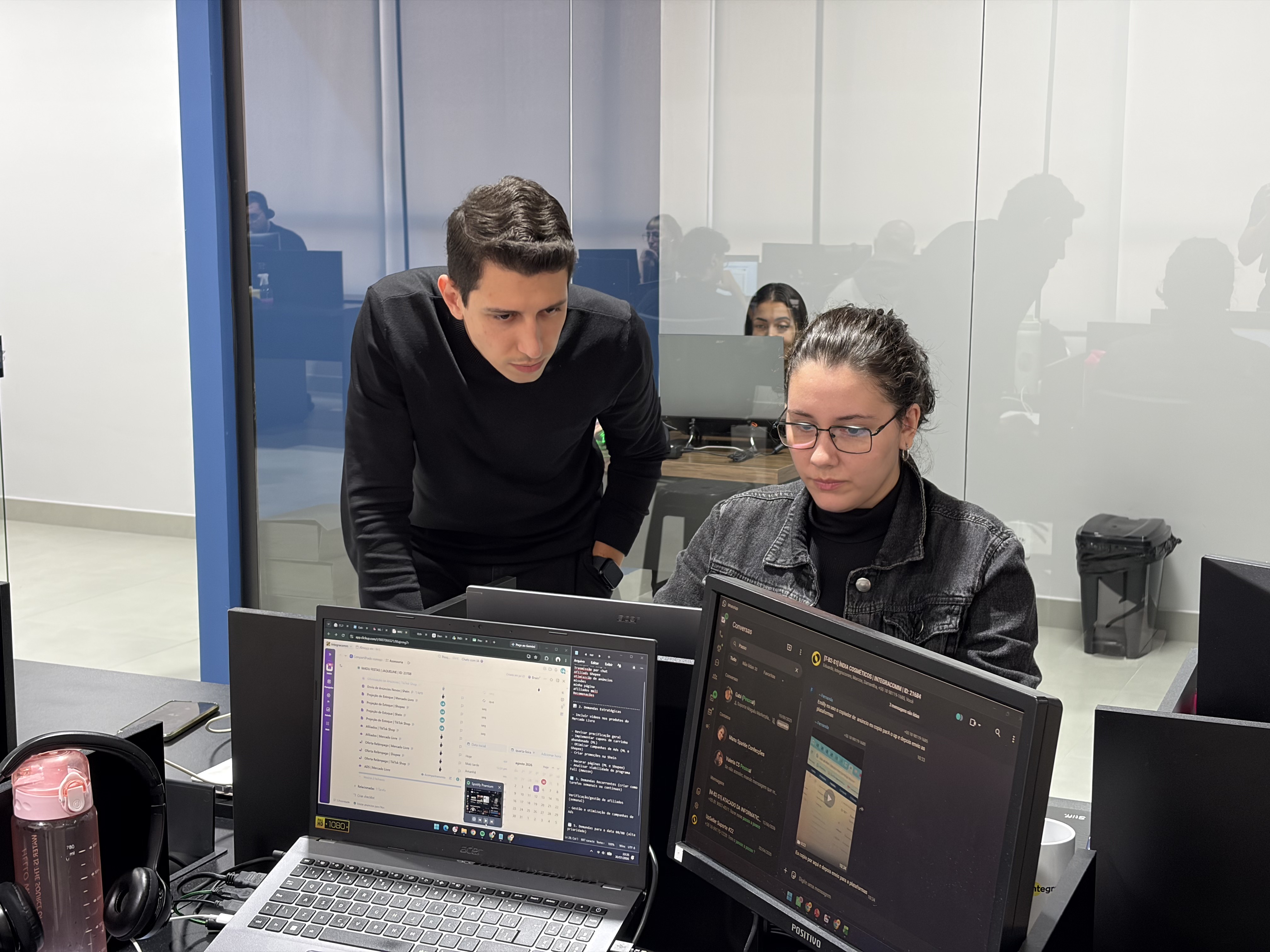 Especialistas da Integracomm acompanhando demandas de anúncios e catálogo no escritório